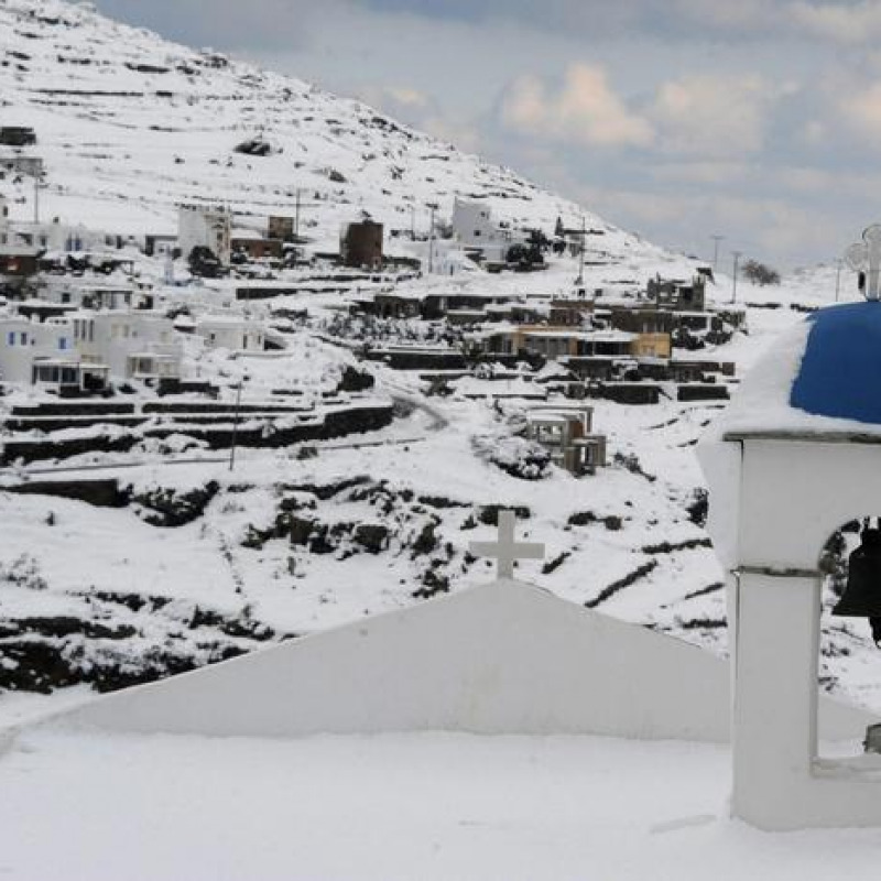 Neve sul villaggio di Tinos, nelle Cycladi