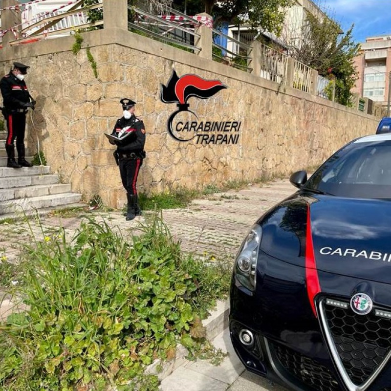 Via Tagliata, a Castelvetrano: i carabinieri nel punto esatto in cui è caduto il carrozziere
