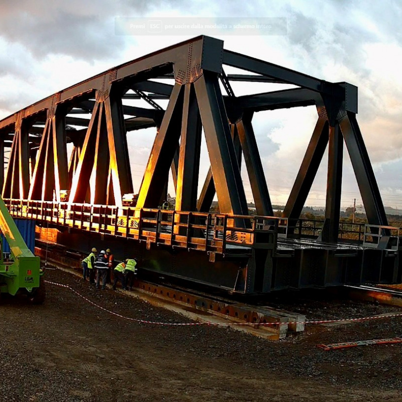 L'imponente struttura metallica del nuovo viadotto ferroviario