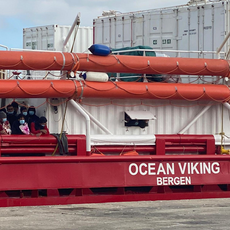 La Ocean Viking approdata nella banchina del porto commerciale di Pozzallo
