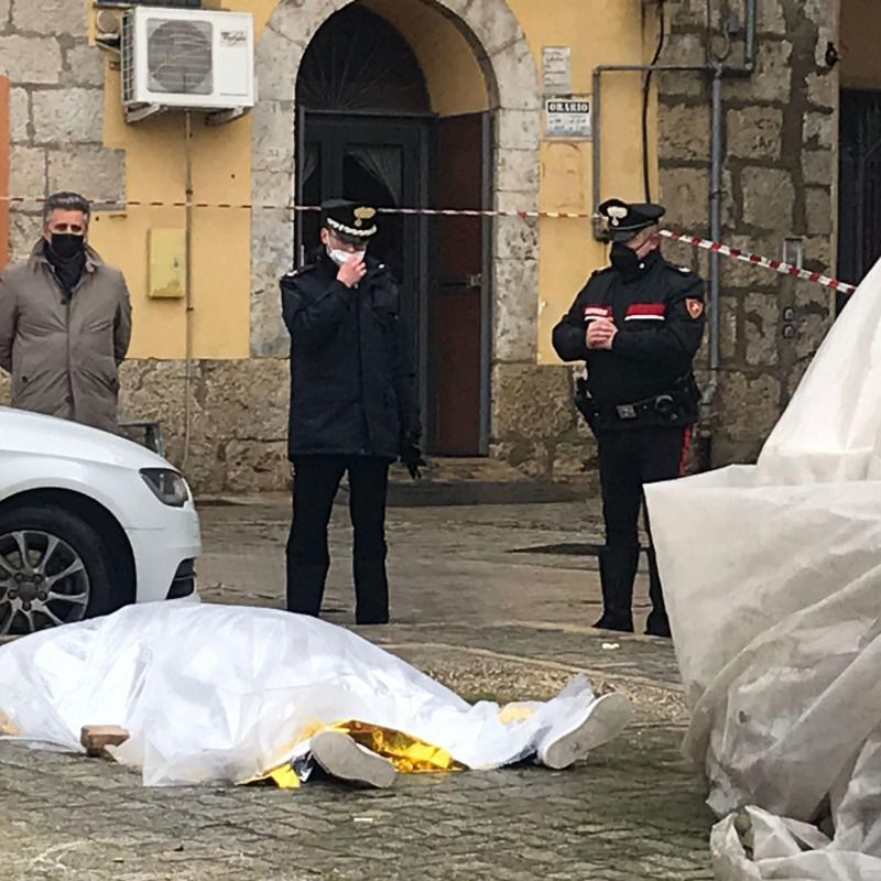 I carabinieri vicino al corpo di Vincenzo Gabriele Rampello (Foto Concetta Rizzo/Ansa)