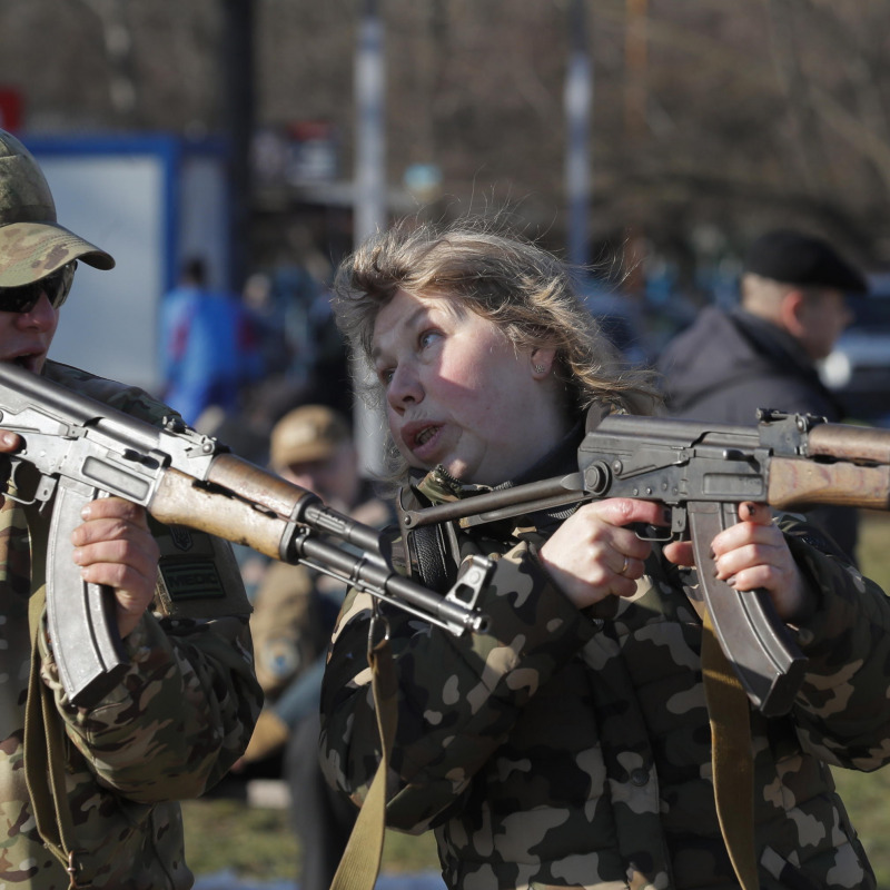 Anche i civili ucraini si preparano alla guerra