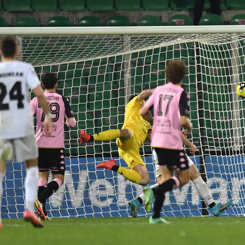 Il gol del 2-1 di Concalves (foto di Tullio Puglia)