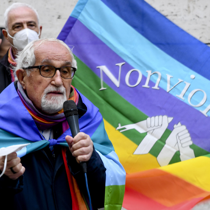 Il padre comboniano Alex Zanotelli partecipa al sit-in per la pace in Ucraina organizzato a Napoli due giorni fa