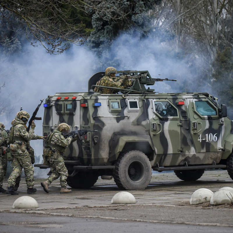 La polizia ucraina e i militari della Guardia nazionale prendono parte a un'esercitazione vicino nell'Ucraina meridionale