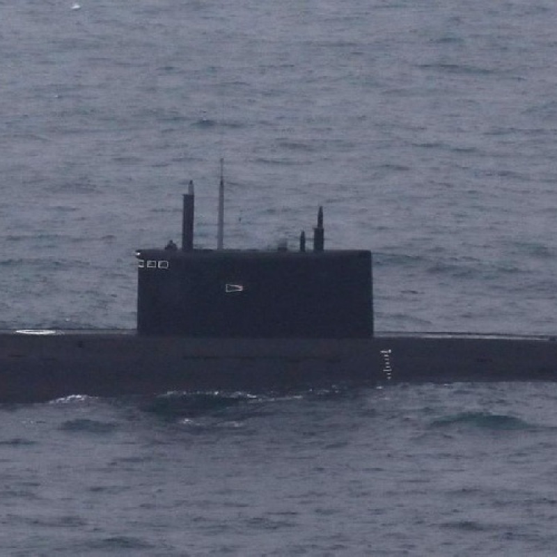 Il sommergibile della Nato al largo del porto di Pozzallo