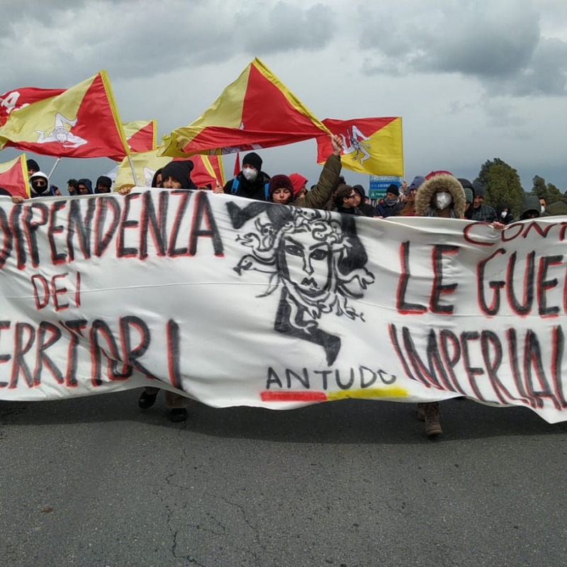La manifestazione No Muos davanti alla base militare di Sigonella
