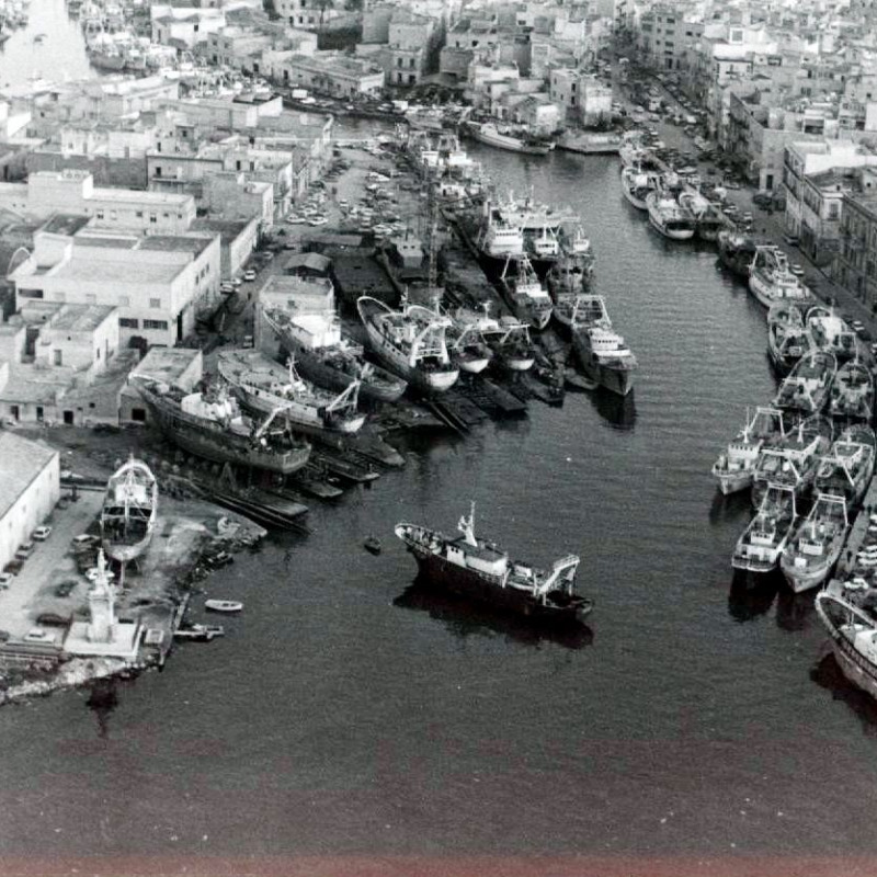 Una vecchia foto in bianco e nero del porto di Lampedusa