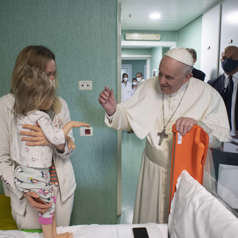 Papa Francesco in visita ai bambini ucraini ricoverati al Bambino Gesù
