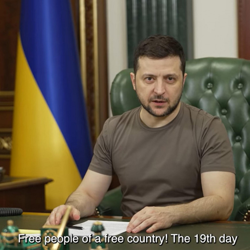 Il presidente ucraino Volodymyr Zelensky in un appello alla TV