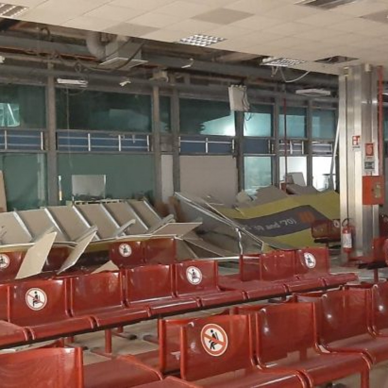 I danni all'aeroporto di Palermo per il vento