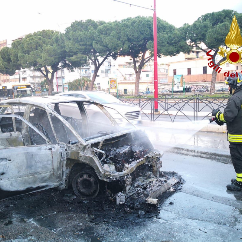 Un'auto incendiata sulla circonvallazione in una foto di 3 anni fa