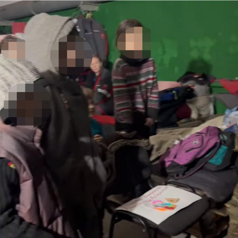 Donne, bambine e bambini e ma anche neonati: un nuovo video che il reggimento Azov ha condiviso su youtube racconta la vita nei bunker delle acciaierie di Azovstal