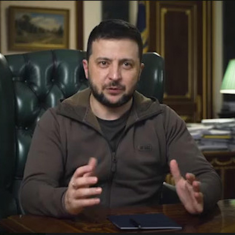 Il presidente ucraino Volodymyr Zelensky continua a inviare video-messaggi dal suo bunker
