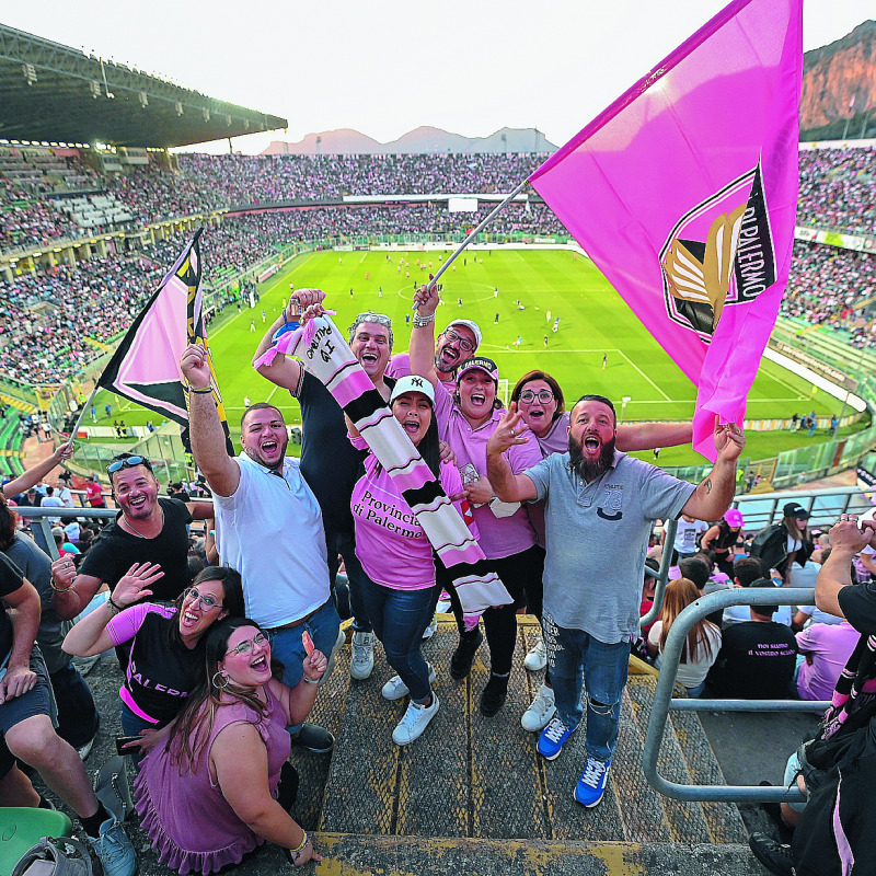 I tifosi rosa in festa in uno stadio stracolmo per Palermo-Feralpisalò (foto di Tullio Puglia)