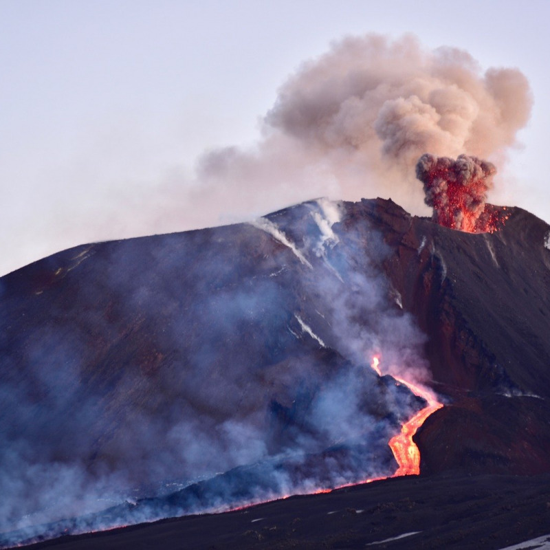 L'Etna in azione (foto diffusa nei giorni scorsi dall'Associazione Italiana di Vulcanologia)