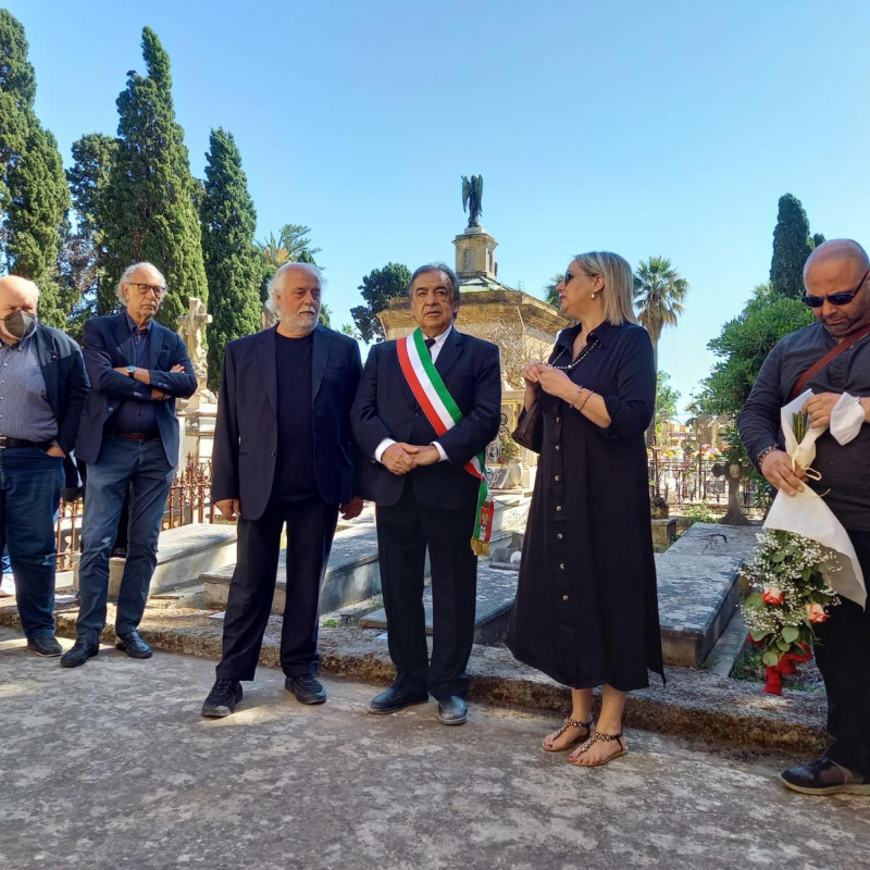 Il sindaco Leoluca Orlando al cimitero dei Rotoli davanti alla tomba di Francesca Morvillo