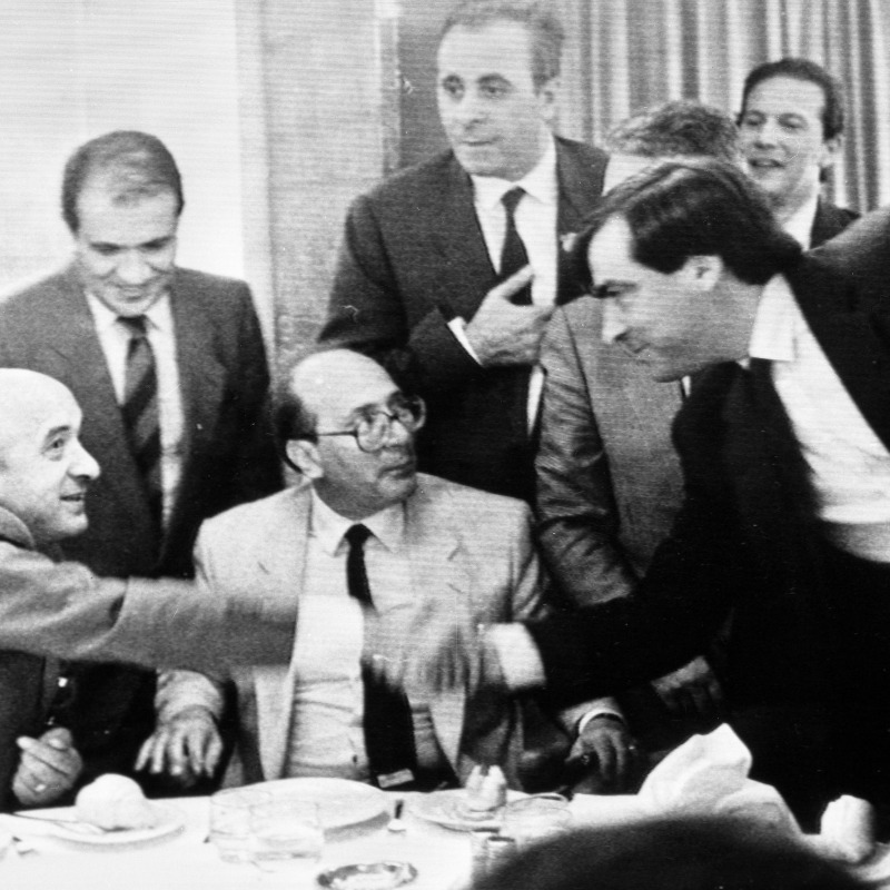 Ciriaco De Mita, allora segretario nazionale della Dc, riceve il benvenuto a bordo dell'Achille Lauro dal sindaco Leoluca Orlando, a Palermo: era il 26 settembre 1986
