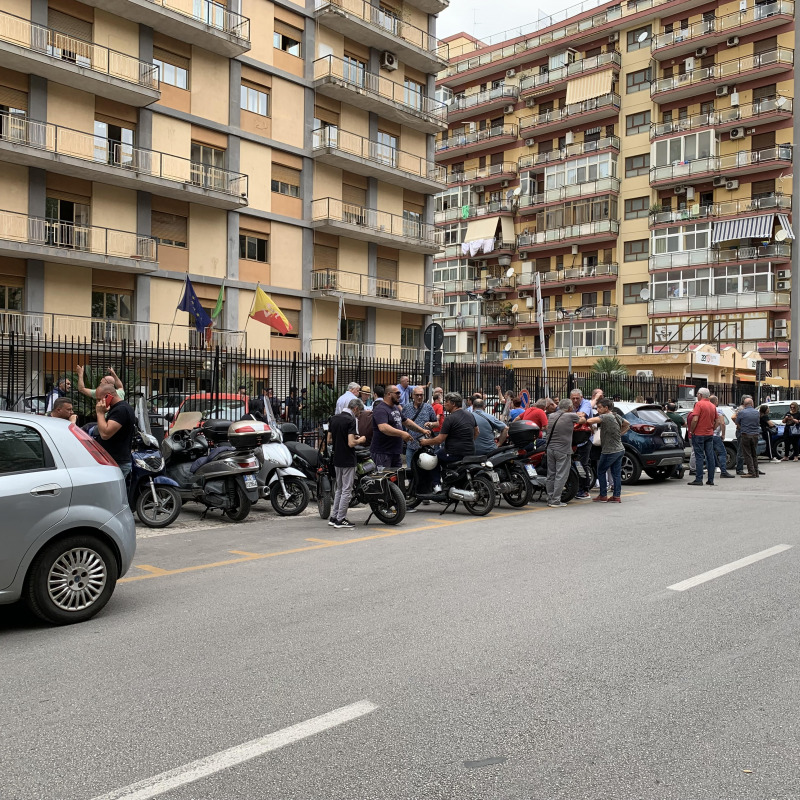 Gli ex Pip si sono radunati davanti all'assessorato regionale alla Famiglia in via Trinacria a Palermo