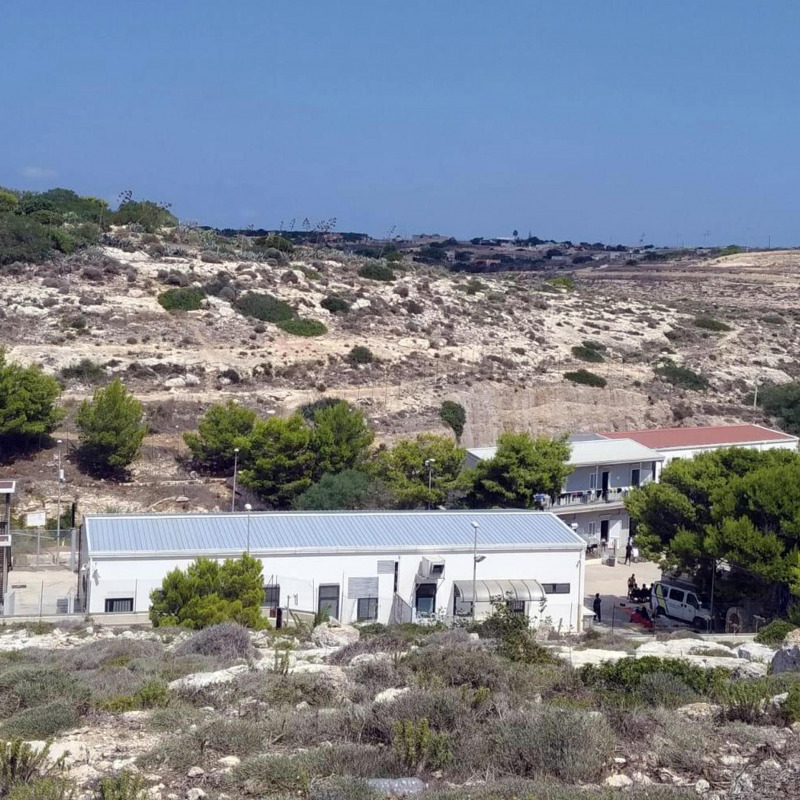 Il centro di prima accoglienza di contrada Imbriacola, a Lampedusa