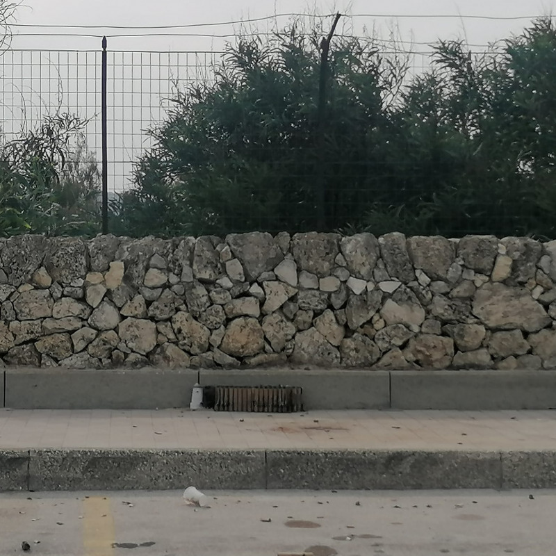 Il muro di recinzione della Riserva Saline di Priolo a ridosso del quale sono stati sparati i fuochi d'artificio