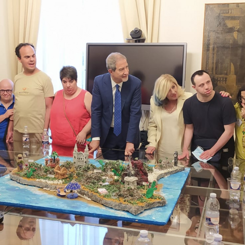 Il plastico della Sicilia realizzato dai ragazzi dell'Afadi e donato al presidente Musumeci