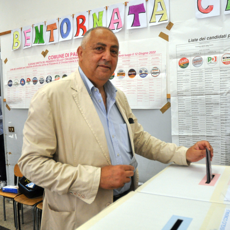 Roberto Lagalla al voto (foto Fucarini)