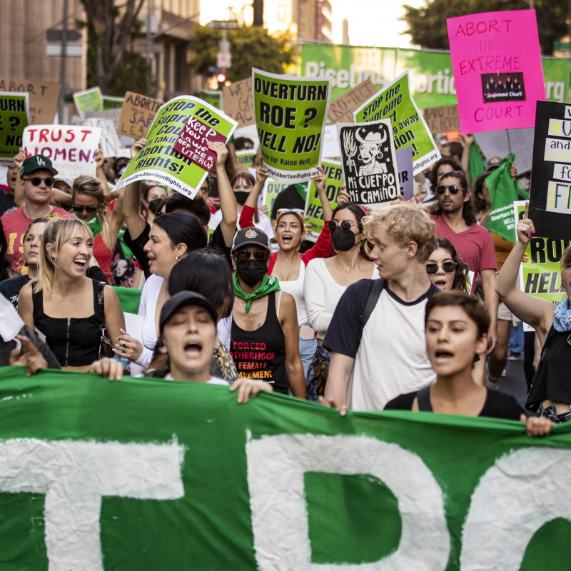 Los Angeles, protesta contro la decisione della Corte Suprema che abolisce il diritto all'aborto