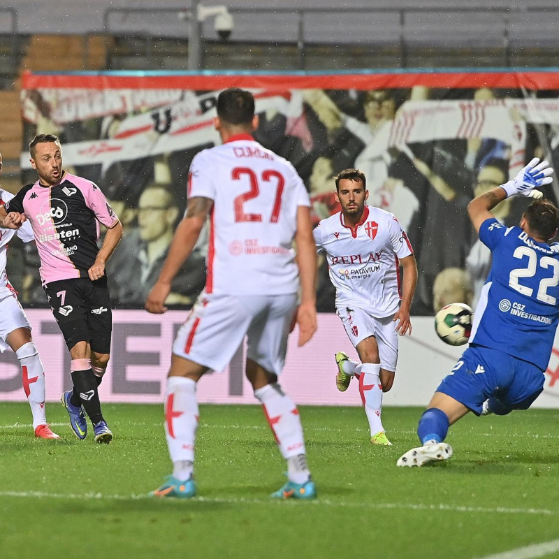 Il gol vittoria di Floriano a Padova (Foto di Tullio Puglia)