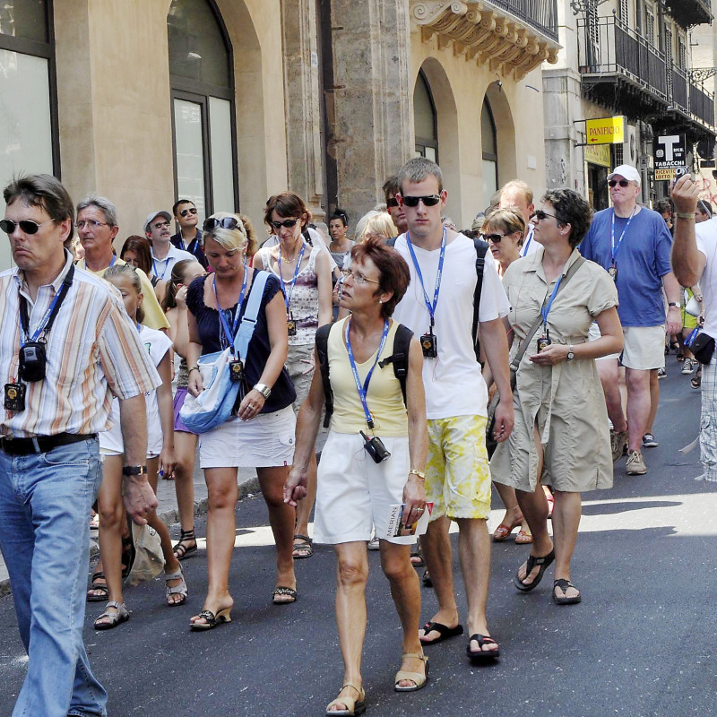 Turisti in corso Vittorio Emanuele in una foto d'archivio