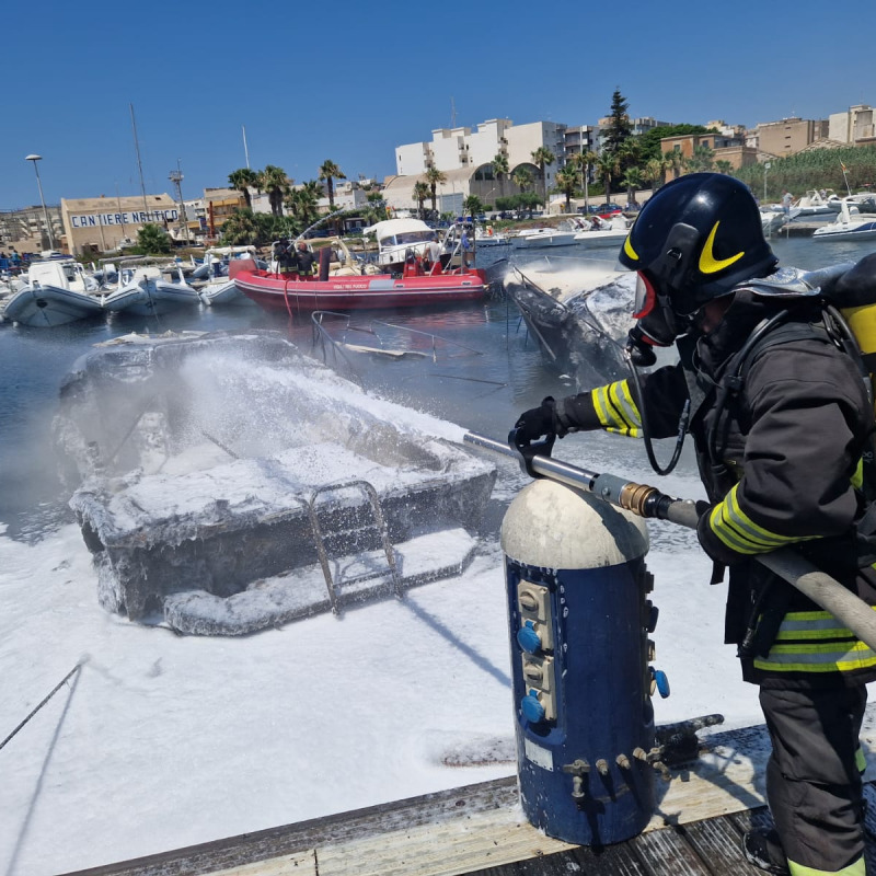 L'incendio al porticciolo turistico di Marsala