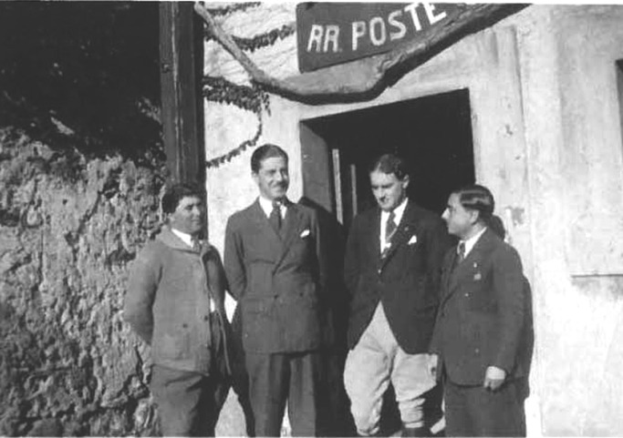 Da sinistra: Mario Carastro, George Dubois Woods, Anthony Eric Heath, Edoardo Talamo, davanti al Regio Ufficio Postale del castello Nelson di Bronte, 28 novembre 1931 (foto dell’ingegnere Mario Carastro)