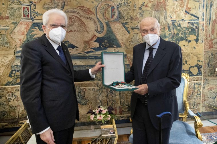 Il Presidente della Repubblica Sergio Mattarella con Piero Angela, al quale ha conferito l'11 maggio 2021 l'onorificenza di Cavaliere di Gran Croce dell'Ordine al Merito della Repubblica Italiana