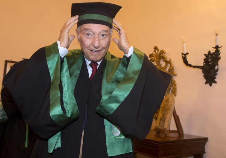 Piero Angela durante la vestizione a margine della cerimonia di premiazione della Laurea Honoris Causa in Scienza e Tecnologia dei Materiali 