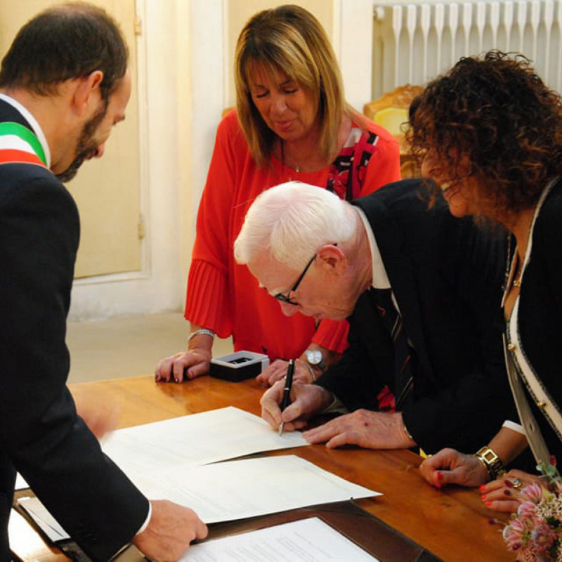 Il matrimonio in una foto postata da Matteo Iori, presidente del Consiglio comunale di Reggio Emilia