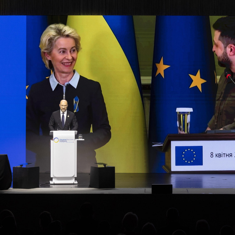 Il primo ministro ucraino Denys Shmyhal e sullo schermo Zelensky e Ursula Von der Leyen