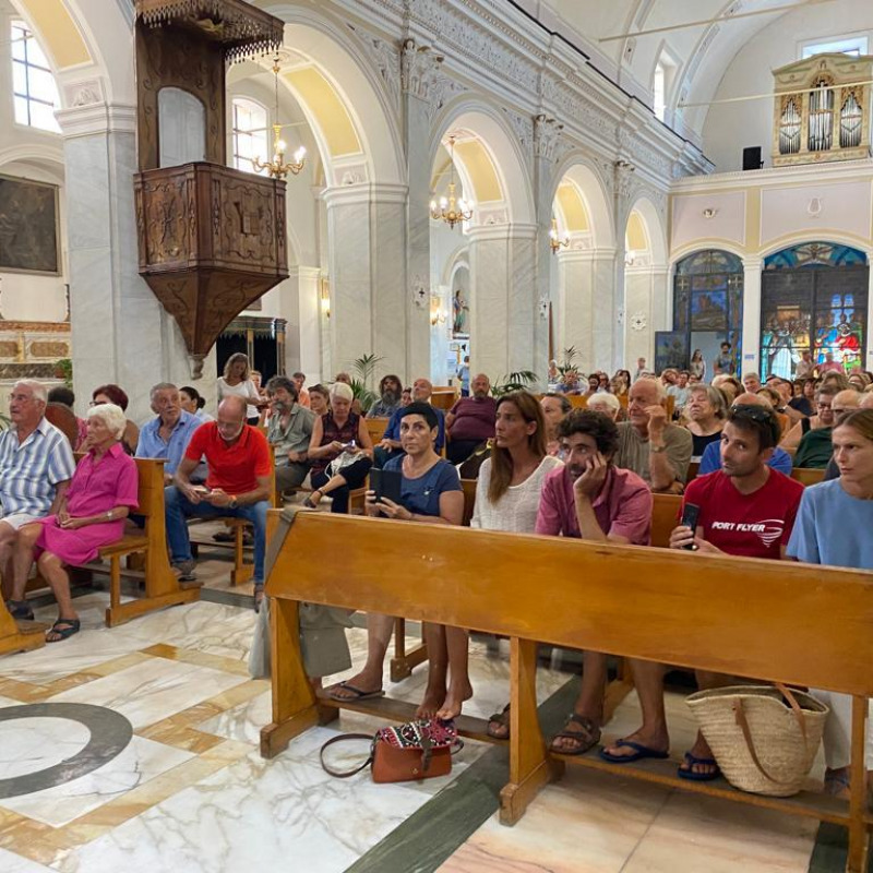 In chiesa l'incontro dei cittadini con il sindaco (foto Notiziarioeolie.it)