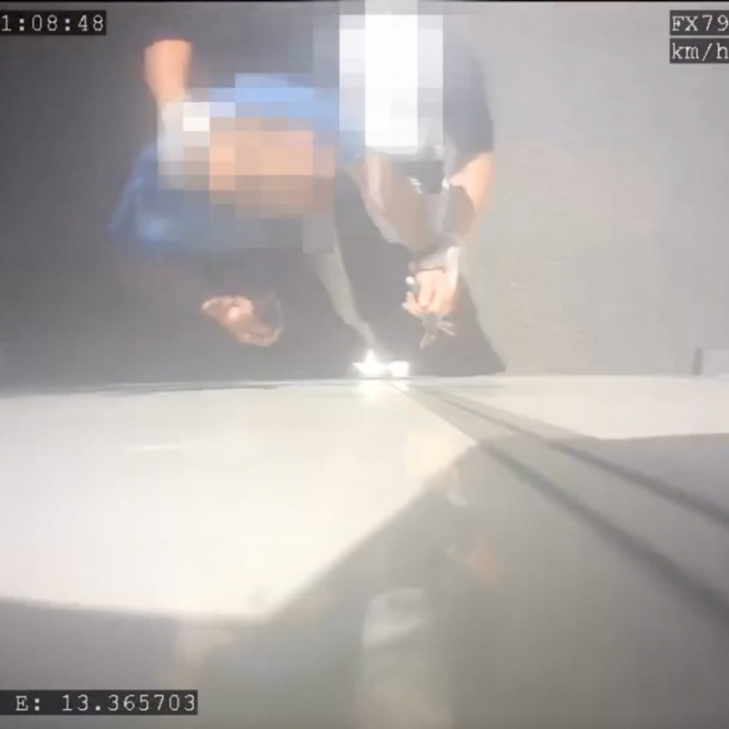 Un fermo immagine dal video che mostra i momenti della rapina