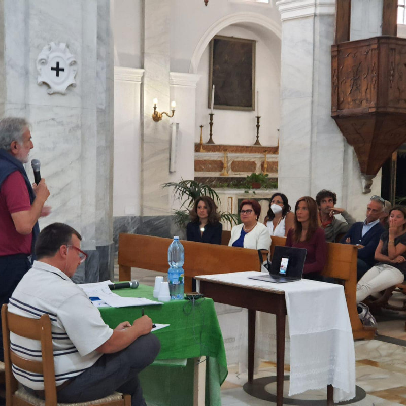 Il sindaco di Lipari Riccardo Gullo incontra i cittadini di Stromboli (foto notiziarioeolie.it)