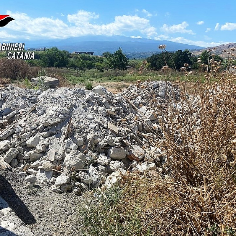 I rifiuti edili abbandonati nell'area agricola di Calatabiano