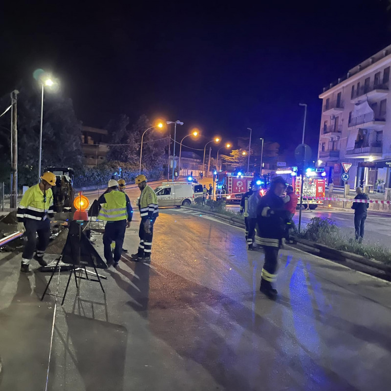 Vigili del fuoco al lavoro in via Paladini, a Caltanissetta