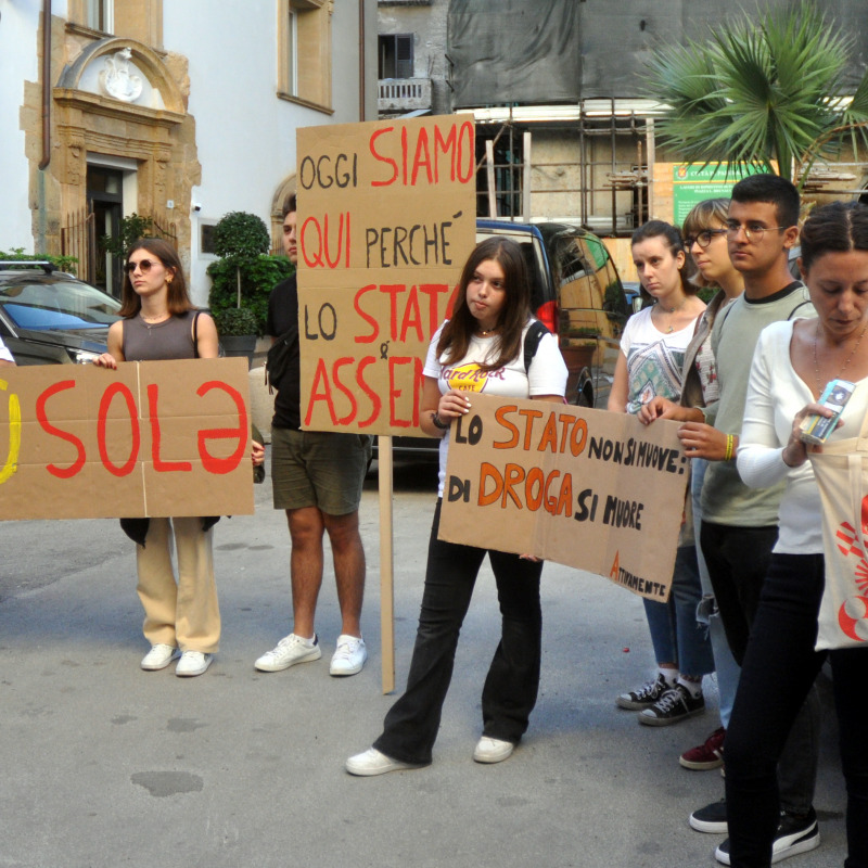 Sit-in contro la droga in piazzetta Brunaccini, a inizio ottobre