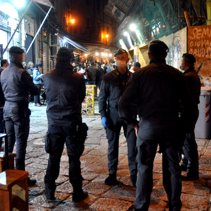 I locali della movida presidiati dalle forze dell'ordine (foto Fucarini)