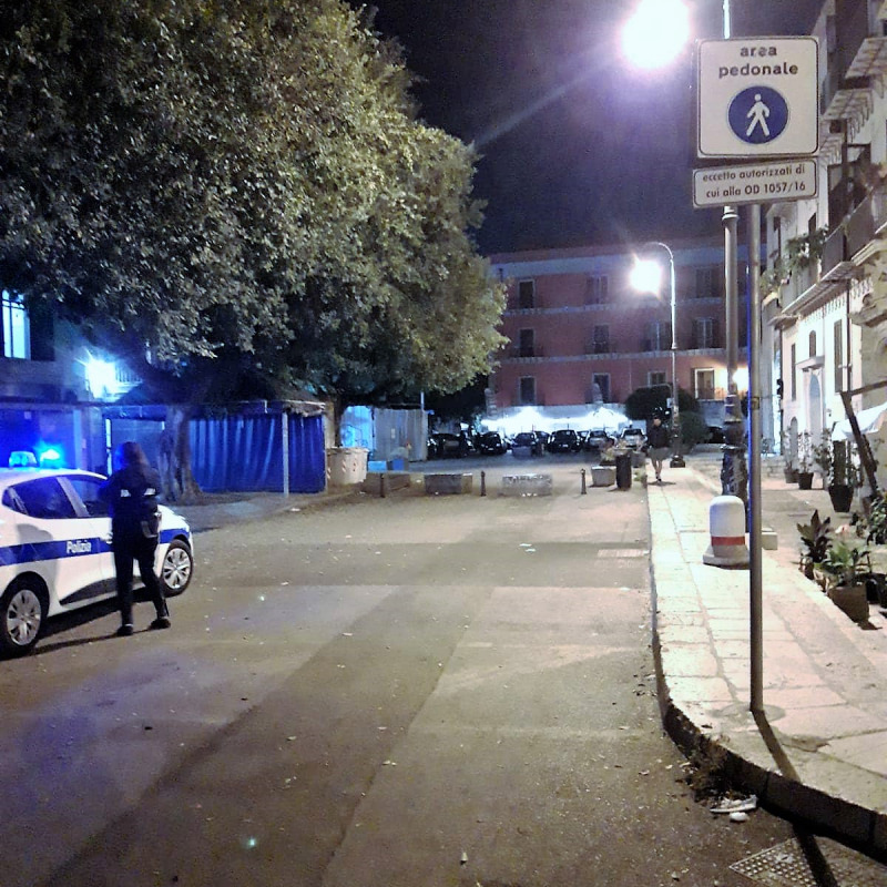 La polizia municipale in piazza Fonderia