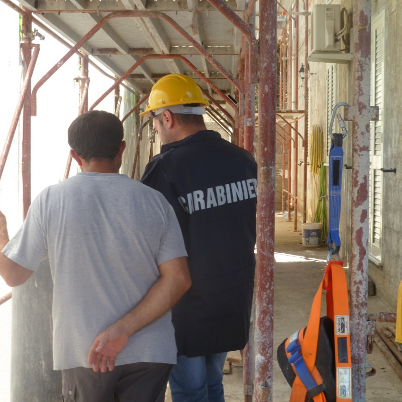 I carabinieri del Nucleo ispettorato del lavoro in un cantiere edile