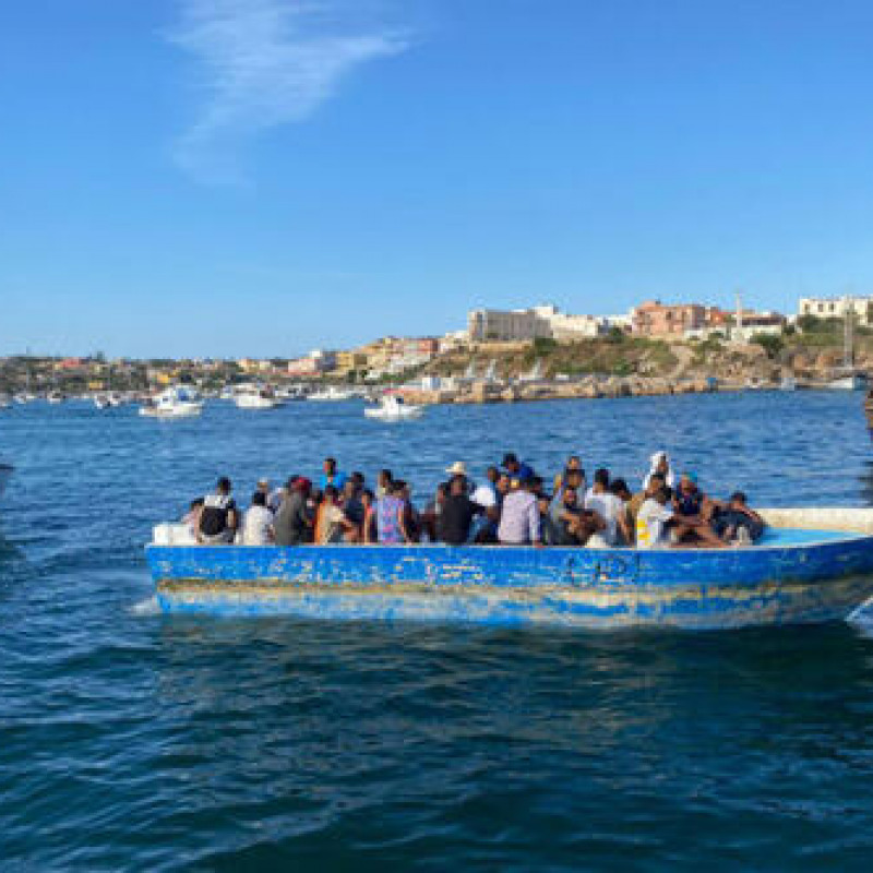Un barchino carico di migranti (foto archivio)