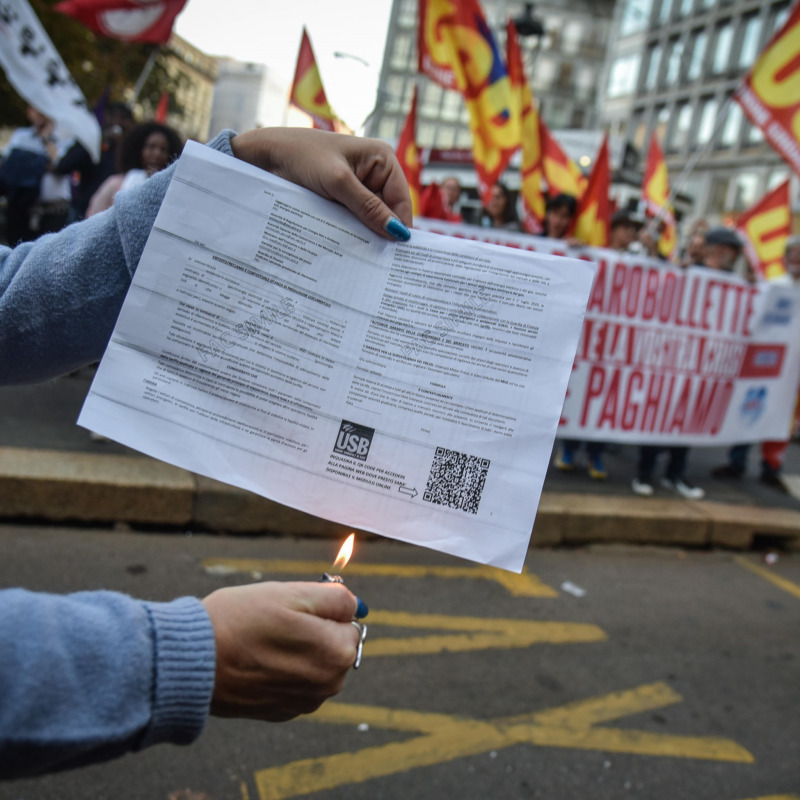 La protesta contro il caro bollette sotto la sede dell'Arera, a Milano