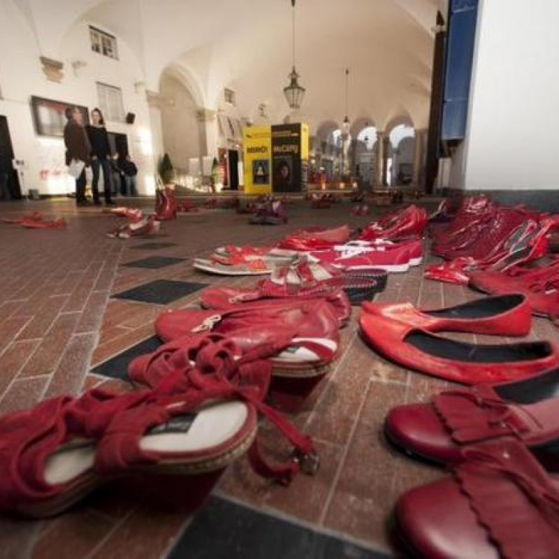 La mostra dell'artista messicana Elina Chauvet, 'Zapatos Rojos' (Scarpe rosse) in occasione della Giornata internazionale contro la violenza sulle donne