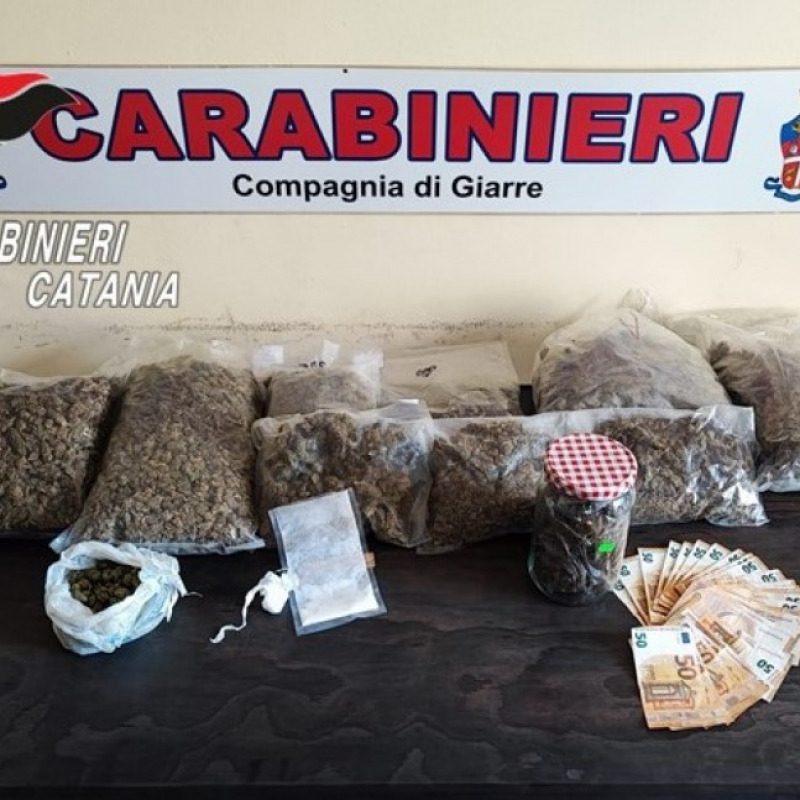 La droga e i soldi sequestrati dai carabinieri a Giarre