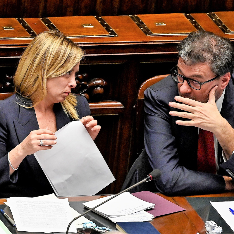 Giorgia Meloni con il ministro Giancarlo Giorgetti